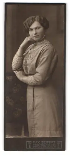 Fotografie Max Seifert, Freiberg, Poststrasse 11, Frau in elegantem Kleid