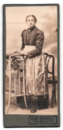 Fotografie Rich. Schlüter, Neuburg a. D., Frau im traditionellen Kleid