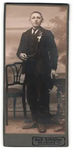 Fotografie Rich. Schlüter, Neuburg a/D, Porträt eines jungen Mannes