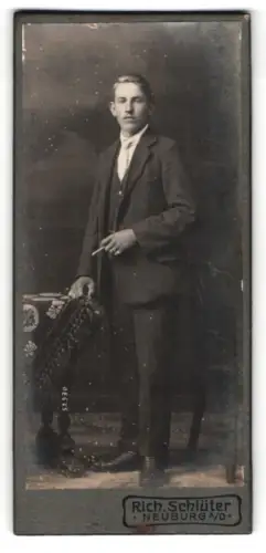 Fotografie Rich. Schlüter, Neuburg a. d., Eleganter junger Mann in Anzug