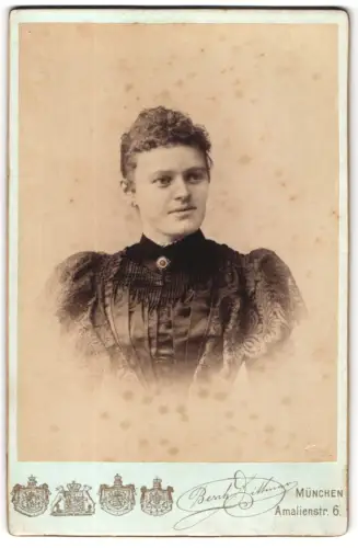 Fotografie Bernh. Dittmar, München, Amalienstr. 6, Porträt einer Dame