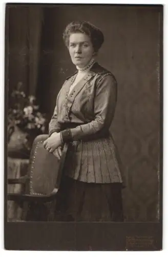 Fotografie Hahn Nachfolger, Dresden-Altstadt, Ferdinand Str. 11, Frau mit Stuhl