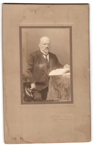 Fotografie Martin Balg, Berlin, Königstrasse 33, Porträt eines eleganten Herrn