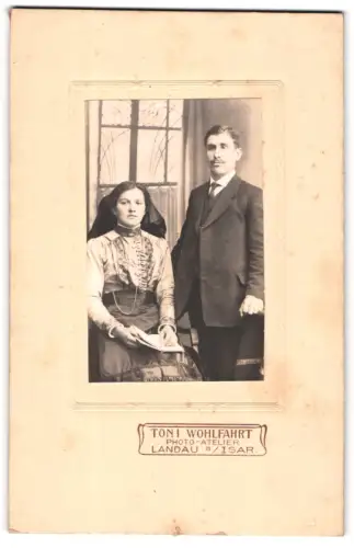 Fotografie Toni Wohlfahrt, Landau an der Isar, Ein Paar in eleganter Kleidung