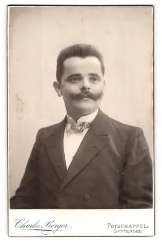 Fotografie Charles Berger, Potschappel, Porträt eines Mannes mit markantem Schnurrbart