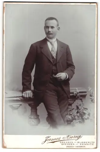 Fotografie James Aurig, Dresden-Blasewitz, Mann im Anzug