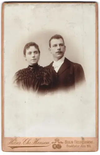 Fotografie Heinr. Chr. Hansen, Berlin-Friedrichsberg, Frankfurter Allee 197, Porträt eines Paares