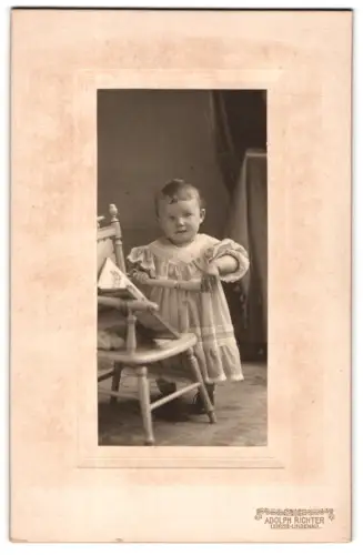 Fotografie Adolph Richter, Leipzig-Lindenau, Merseburger Str. 61, Kleines Kind an einem Stuhl