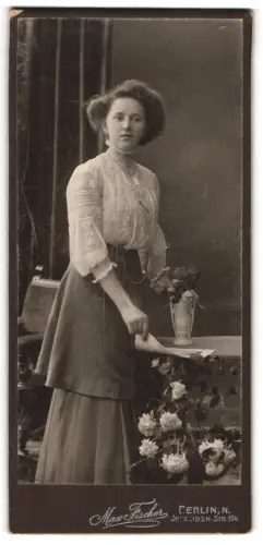 Fotografie Max Fischer, Berlin, Invalidenstrasse 164, Junge Frau mit Blumenvase