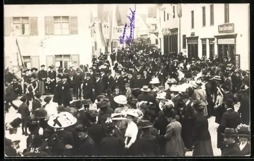 AK Sonthofen, Menschenmenge auf der Strasse