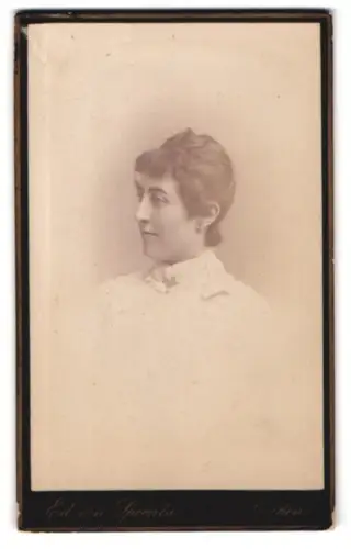 Fotografie E. von Spoenla, Coethen, Leopoldstrasse 9, Porträt einer jungen Frau