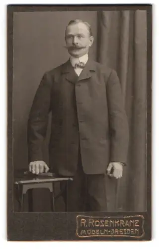 Fotografie R. Rosenkranz, Mügeln-Dresden, Königstrasse 32, Porträt eines eleganten Herrn