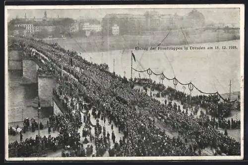 AK Dresden, Einzug der Fronttruppen am 18.12.1918, Elbbrücke mit Militär u. Publikum, Schmuckgirlande
