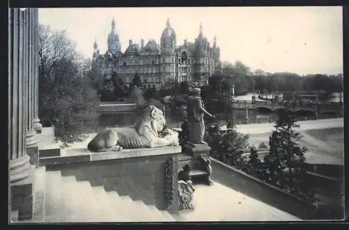 AK Schwerin, Schloss, Löwenskulptur, Brücke