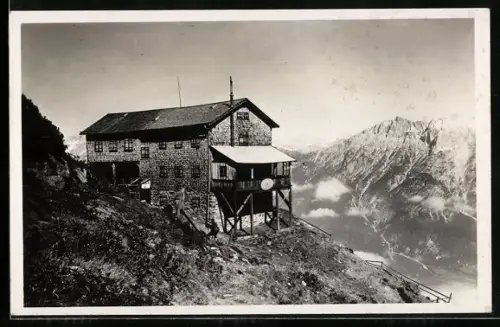 AK Neuburgerhütte am Hocheder, Mit Blick ins Tal und Gebirgspanorama