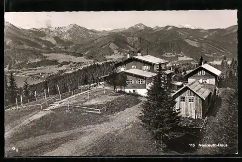 AK Neureuth-Haus, Blick zum Haus mit Bergpanorama