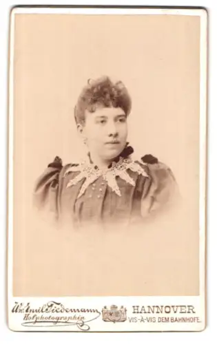 Fotografie Wm. Emil Tiedemann, Hannover, Ernst August Platz 5, Porträt einer Frau