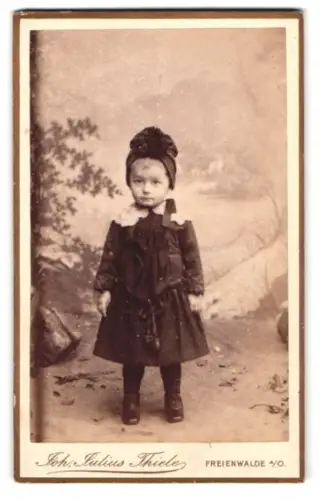 Fotografie Joh. Julius Thiele, Bad Freienwalde, Brunnenstrasse, Kind in winterlicher Kleidung