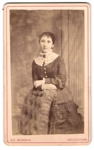Fotografie Aug. Grumbach, Wriezen, Frau in eleganter Pose