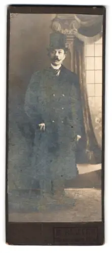 Fotografie M. Reuter, Ort unbekannt, Brunnenstrasse 113, Eleganter Herr im Gehrock und Zylinder