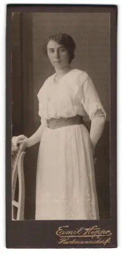 Fotografie Emil Hoppe, Hartmannsdorf, Frau im weissen Kleid