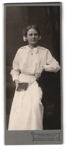 Fotografie Atelier Blanck, Leipzig, Fichtestrasse 15, Dame in weissem Kleid mit Buch