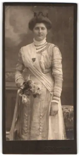 Fotografie Otto Kittel, Freiberg, Frau in repräsentativer Kleidung