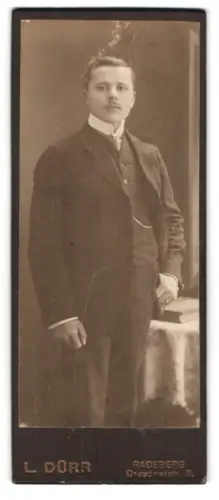 Fotografie L. Dörr, Radeberg, Dresdnerstr. 6, Porträt eines eleganten Mannes