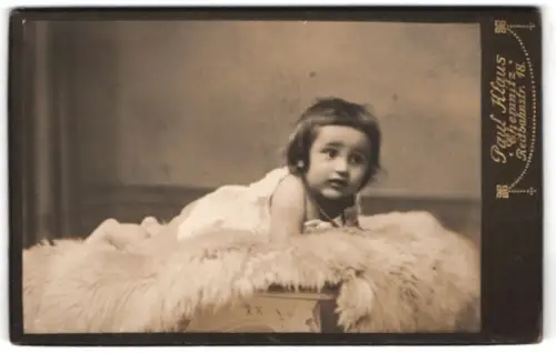 Fotografie Paul Klaus, Görlitz, Reitbahnstrasse 18, Kleinkind auf Fellunterlage