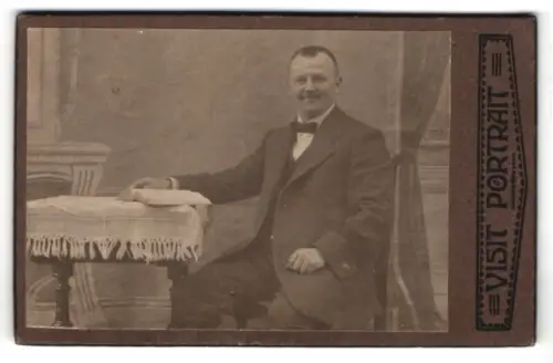 Fotografie unbekannter Fotograf und Ort, Porträt eines sitzenden Mannes