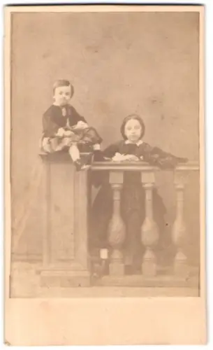 Fotografie unbekannter Fotograf und Ort, Zwei Kinder an einem Treppengeländer