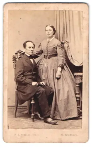 Fotografie S. J. Simons, M. Gladbach, Friedrichstrasse 3, Paar im Atelier