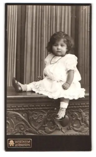 Fotografie Wertheim, Berlin, Leipzigerstr., Porträt eines sitzenden Kleinkindes