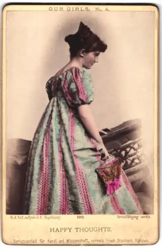 Fotografie unbekannter Fotograf und Ort, junge Frau mit Blumenkorb