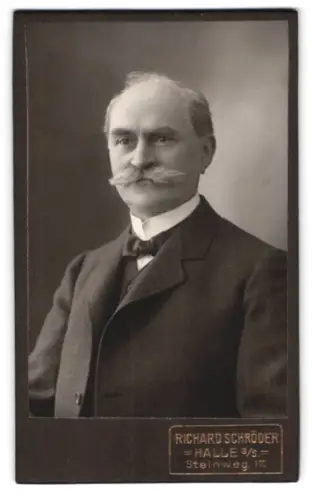 Fotografie Richard Schröder, Halle, Steinweg 17, Porträt eines eleganten Herrn