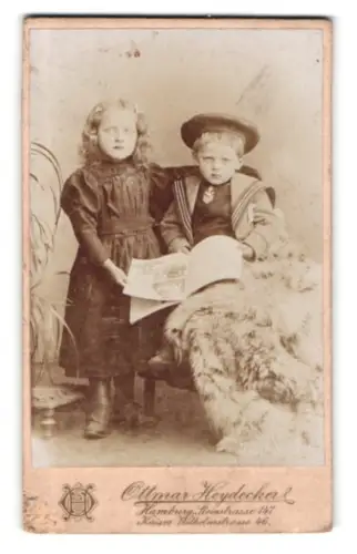 Fotografie Oltmar Heydecker, Hamburg, Steinstrasse 147, Zwei Kinder mit Buch und Fell