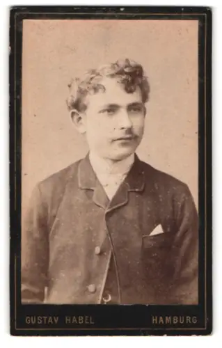 Fotografie Gustav Habel, Hamburg, Poolstrasse 18, Porträt eines jungen Mannes
