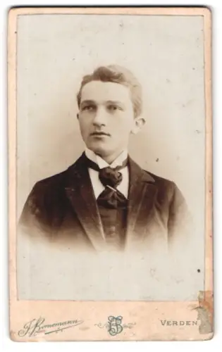 Fotografie H. Bornemann, Verden, Porträt eines jungen Mannes