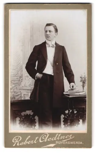 Fotografie Robert Aedtner, Hoyerswerda, Eleganter Herr im Anzug