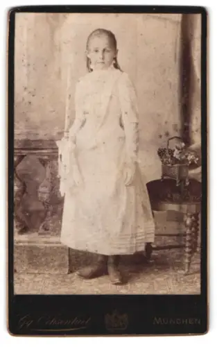 Fotografie Gg. Ochsenkiel, München, Briennerstr. 4, Porträt eines jungen Mädchens in weissem Kleid