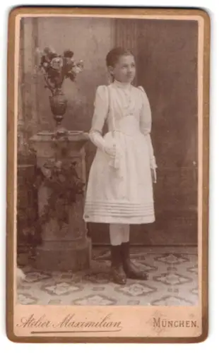 Fotografie Atelier Maximilian, München, Maximilianstr. 28, Mädchen im weissen Kleid neben Blumenvase