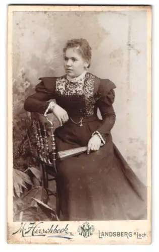Fotografie M. Hirschbeck, Landsberg am Lech, Sitzende Dame in elegantem Kleid