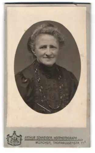Fotografie Arthur Schneider, München, Thorwaldsenstr. 17, Porträt einer älteren Dame