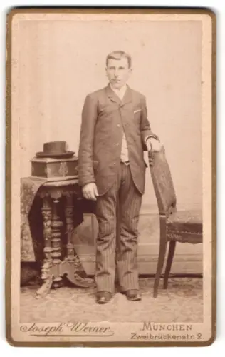Fotografie Joseph Werner, München, Zweibrückenstr. 2, Eleganter Herr in Anzug