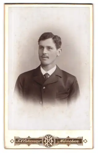 Fotografie F. X. Ostermayr, München, Karlsplatz 6, Porträt eines jungen Mannes