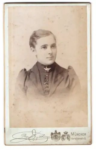 Fotografie Bernhard Dittmar, München, Amalienstr. 6, Porträt einer jungen Frau