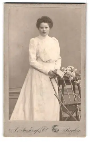 Fotografie A. Jandorf & Co., Berlin, Bellealliancestr. 1/2, Frau in elegantem weissen Kleid