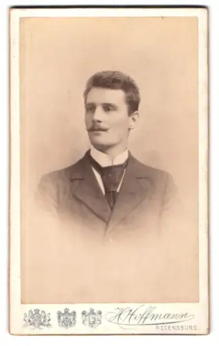 Fotografie H. Hoffmann, Regensburg, Jesuitenplatz, Porträt eines eleganten Mannes