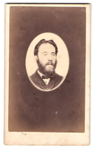 Fotografie unbekannter Fotograf und Ort, Porträt eines Mannes mit Bart