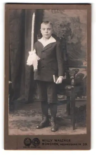 Fotografie Willy Walcher, München, Neuhauserstr. 29, Junge mit Kerze und Buch
